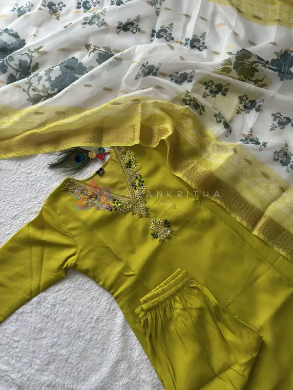  Parrot Green Roman Silk Set