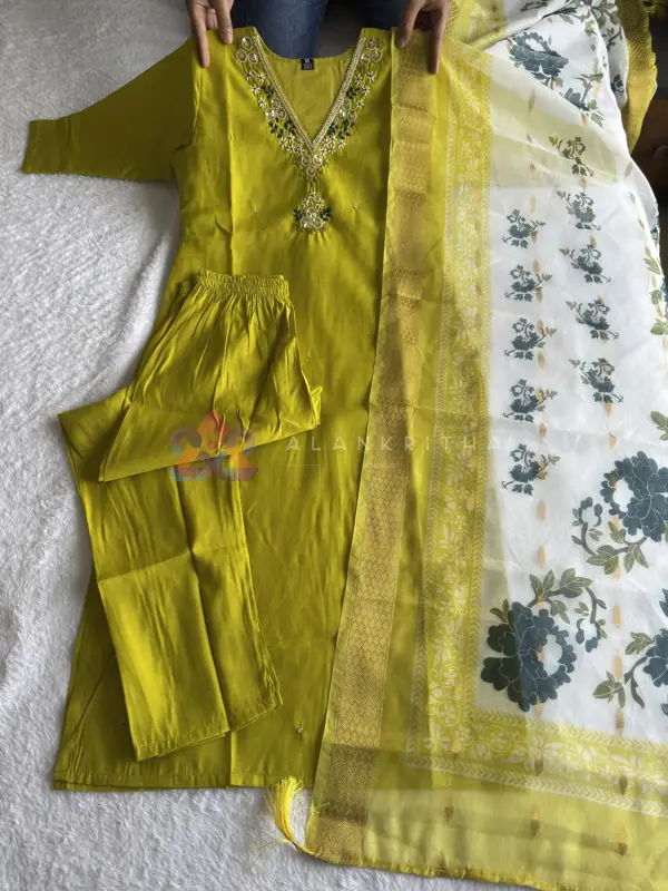  Parrot Green Roman Silk Set